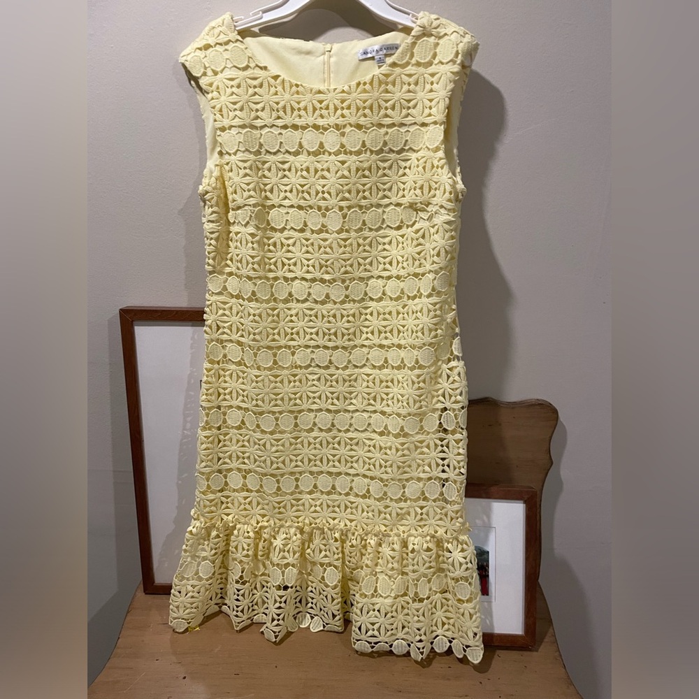 Size 6 Women’s Sandra Darren  Sleeveless Sunny Yellow Crochet Dress